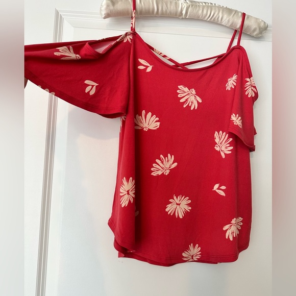 New Cold Shoulder Top - Picture 3 of 8